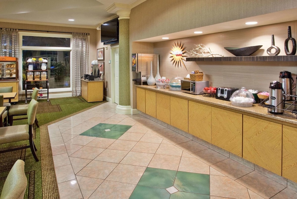 La Quinta Inn and Suites by Wyndham Greenville Haywood 53/68