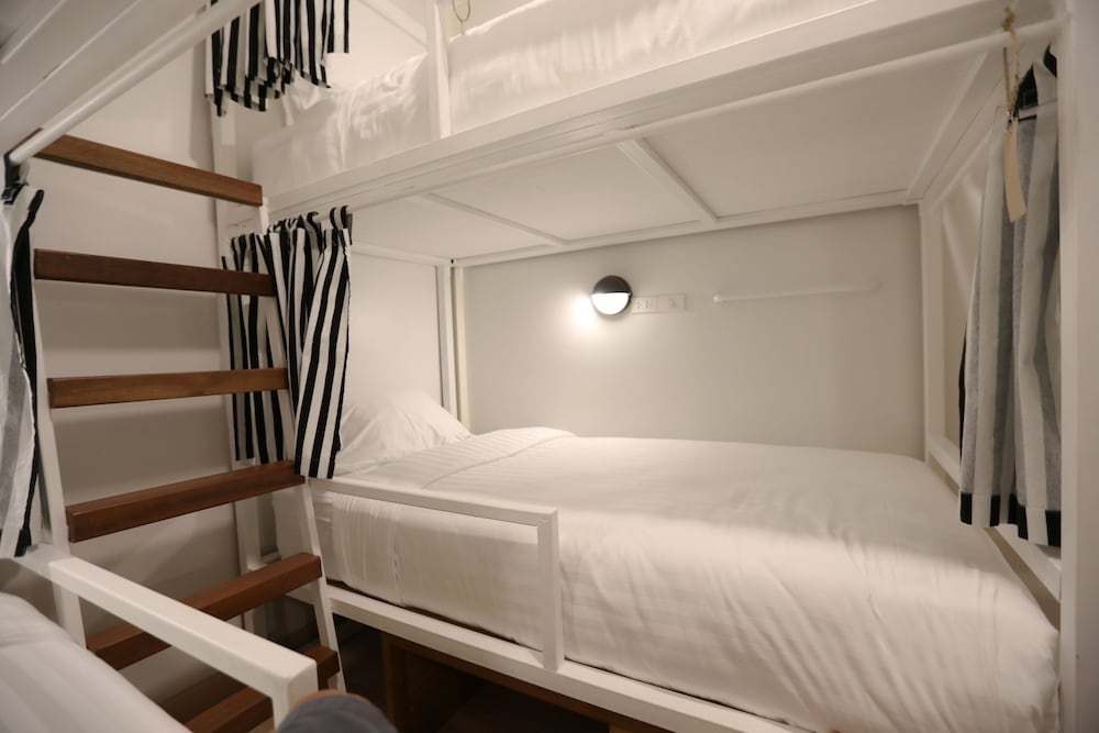 Hostel Lullaby 15/50