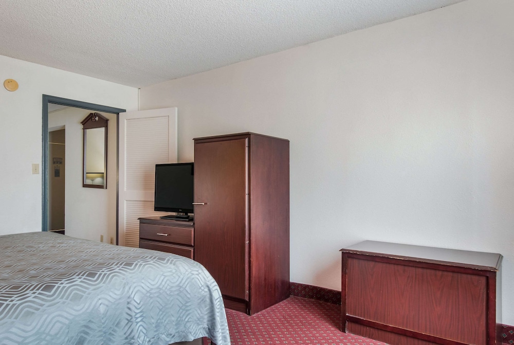 Econo Lodge Inn & Suites Chambersburg Central 17/27