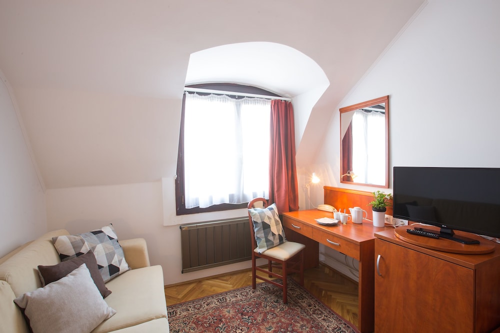 Helios Hotel Pension 33/73