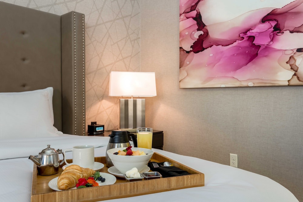 DOUBLETREE BY HILTON EVANSVILLE 45/74