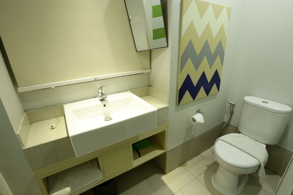 Cleo Hotel Basuki Rahmat 42/46