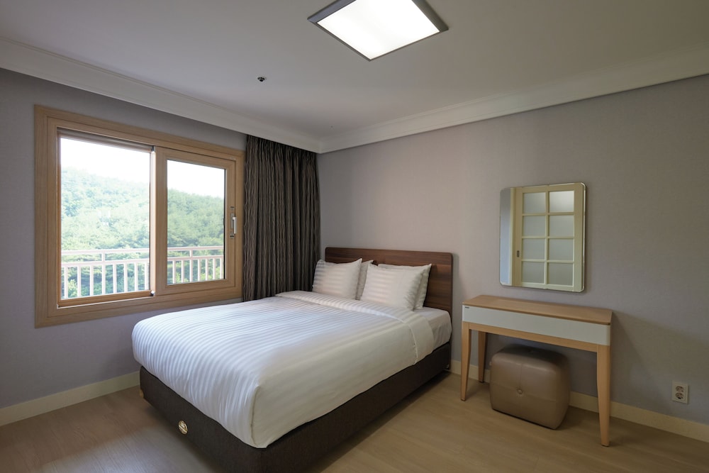 East, Suite, 3 Futon Beds