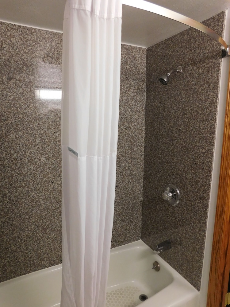 Days Inn by Wyndham West Branch Iowa City Area 42/42