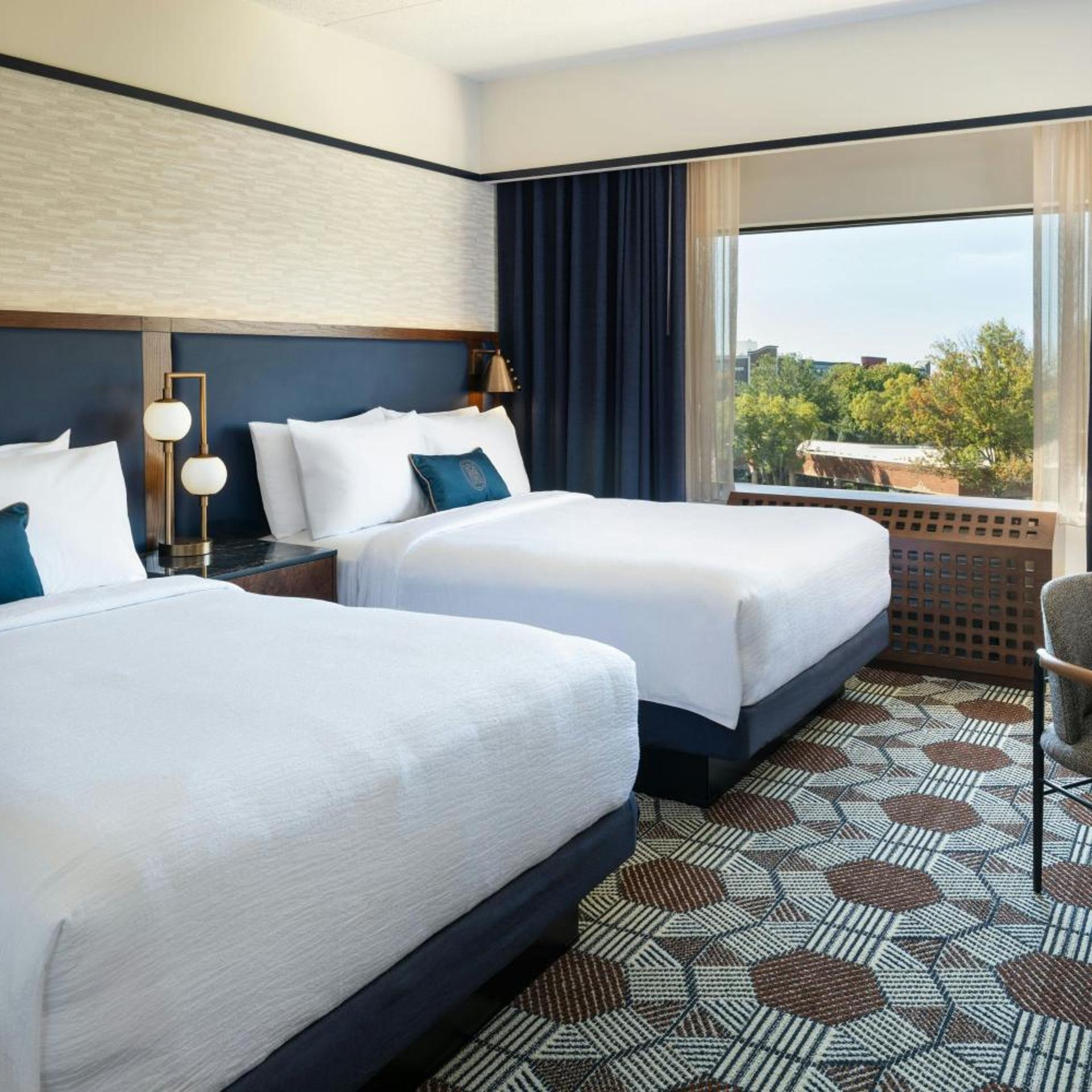 Deluxe, 2 Queen Beds, Bathtub, Accessible