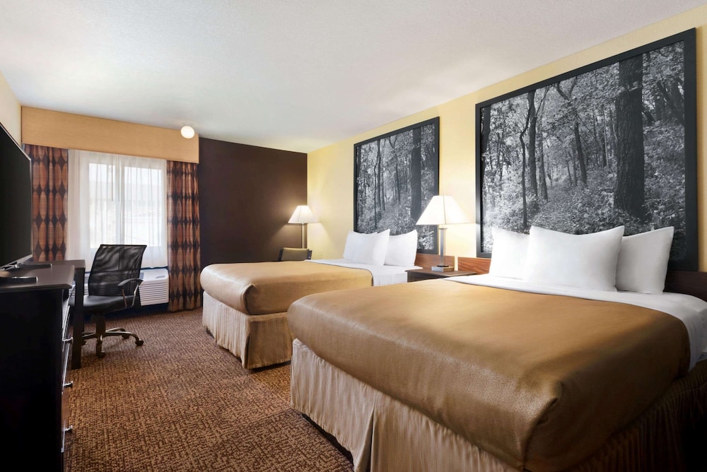Super 8 by Wyndham Des Moines 9/29