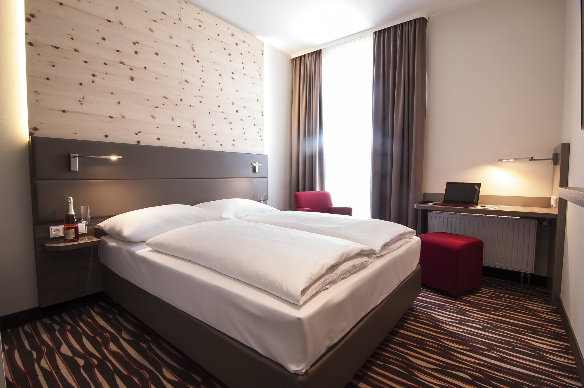 STANDARD, QUEEN BED