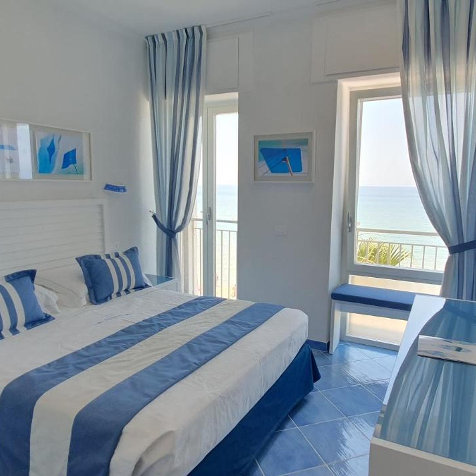 غرفة بسرير مزدوج أو سريرين منفصلين بإطلالة على البحر، Aurora Hotel & Suites Sul Mare 5/10