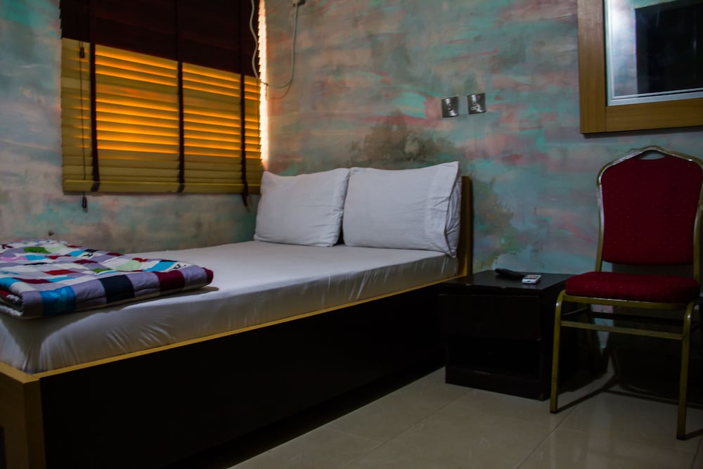 Glasshouse Hotel And Suites 14/35
