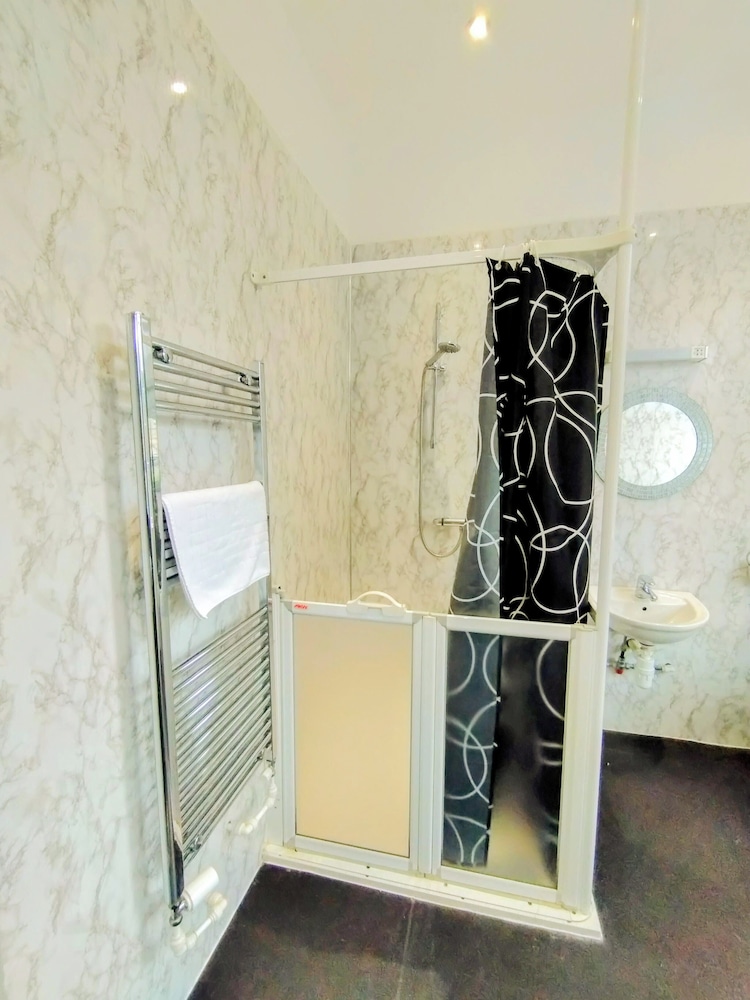 Oyo Gin House Hotel 24/50
