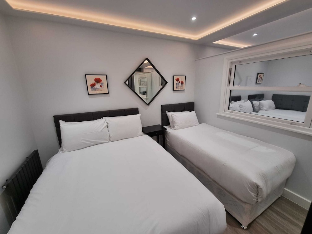 HYDE PARK SUITES 18/55
