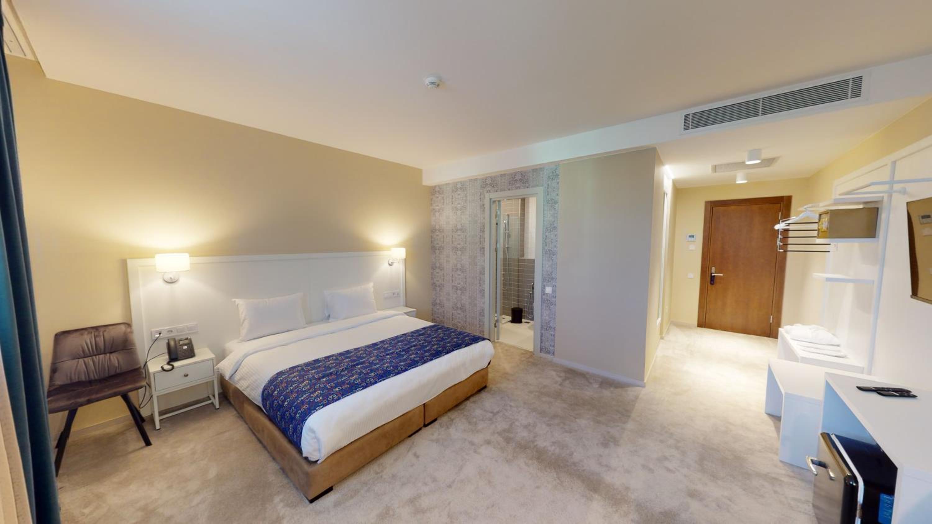 Superior, Queen Bed
