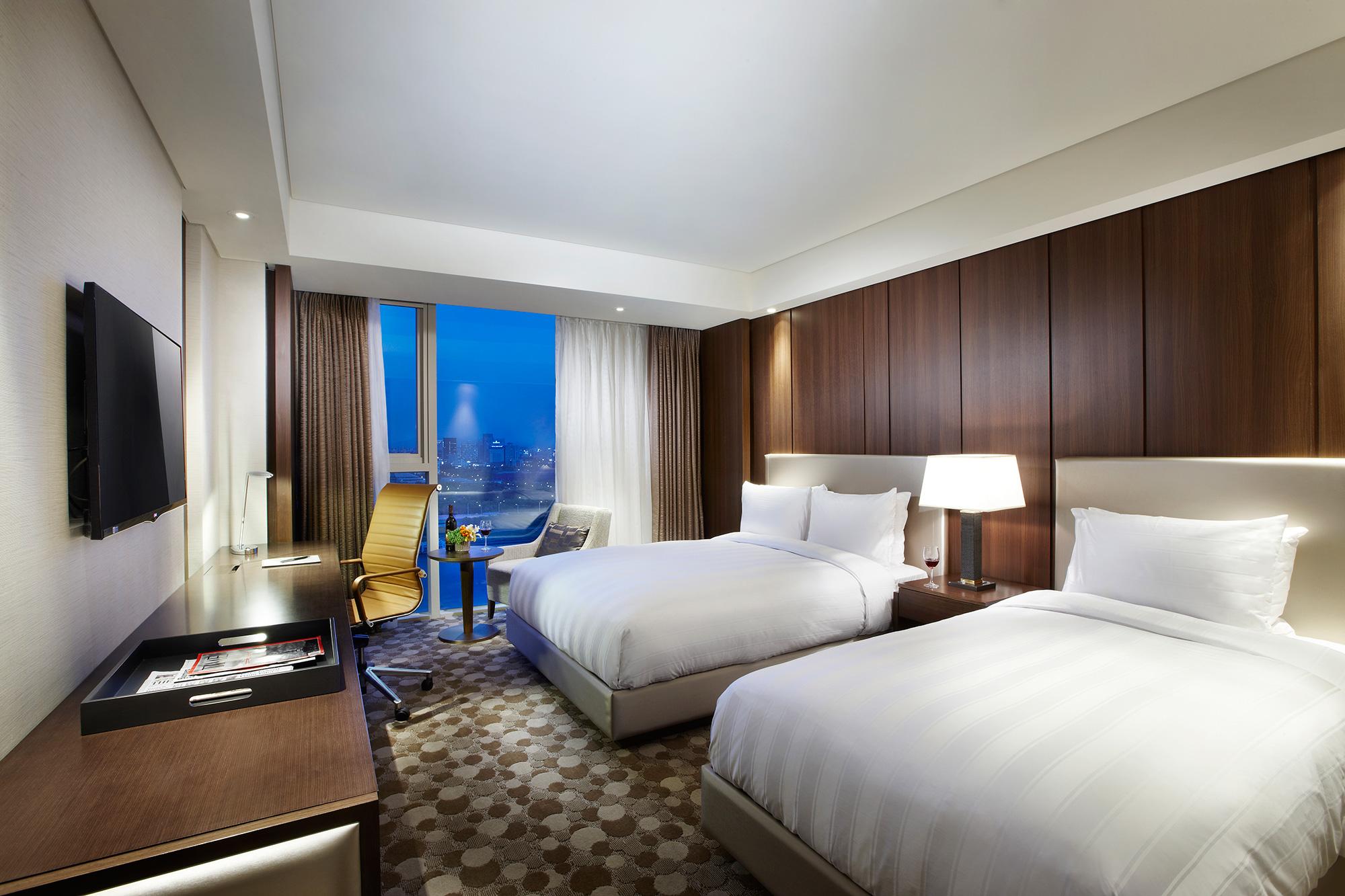 FAMILY, TWIN BEDS