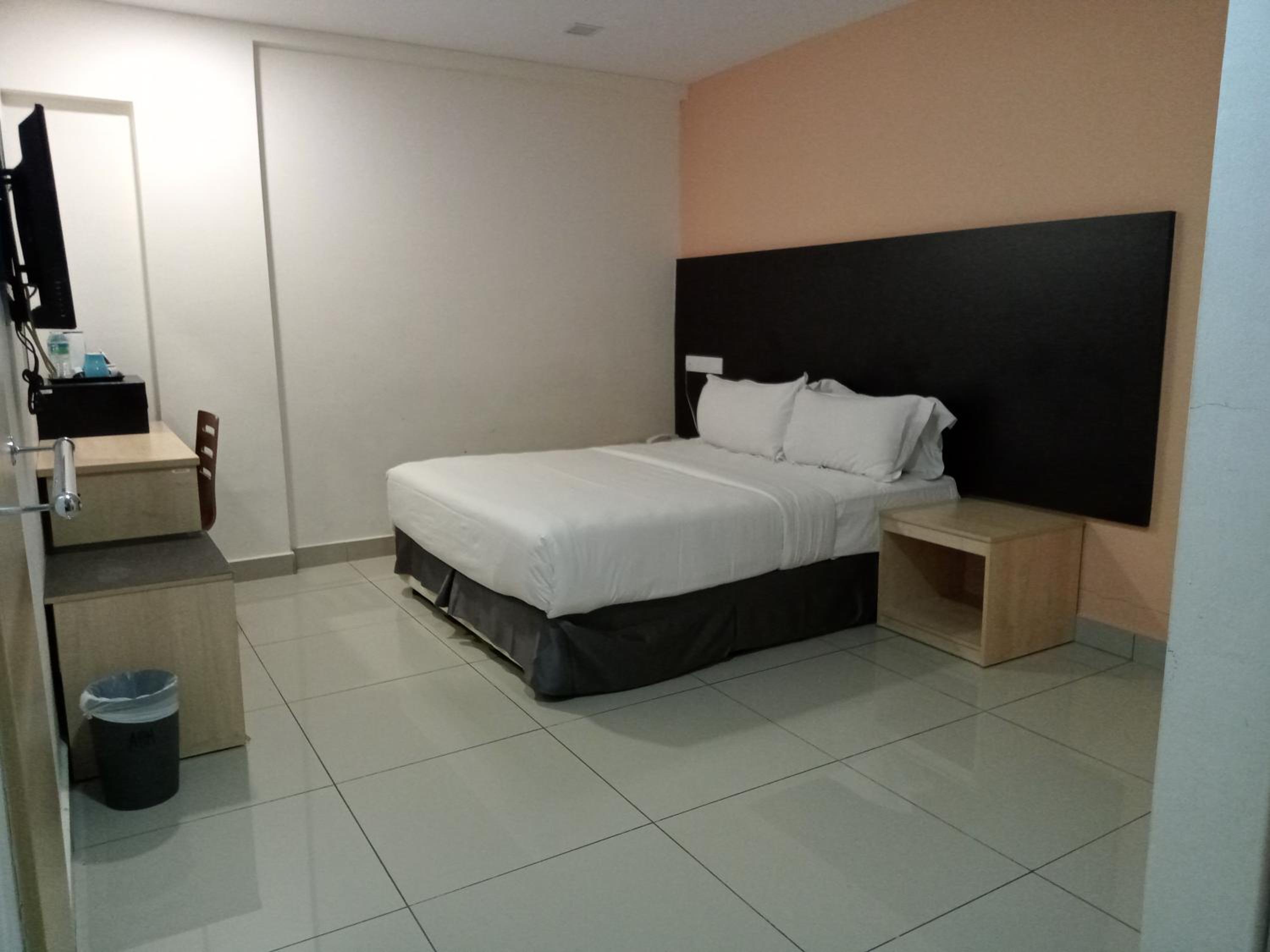 Superior, Queen Bed, No Window