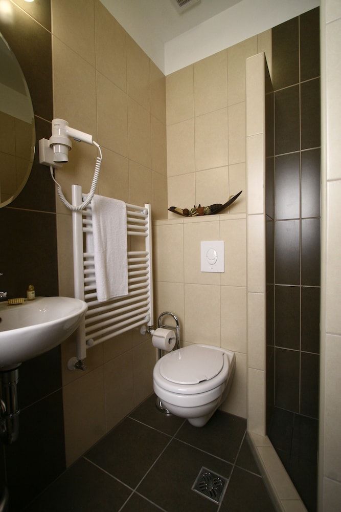 Central Hotel 21 21/54