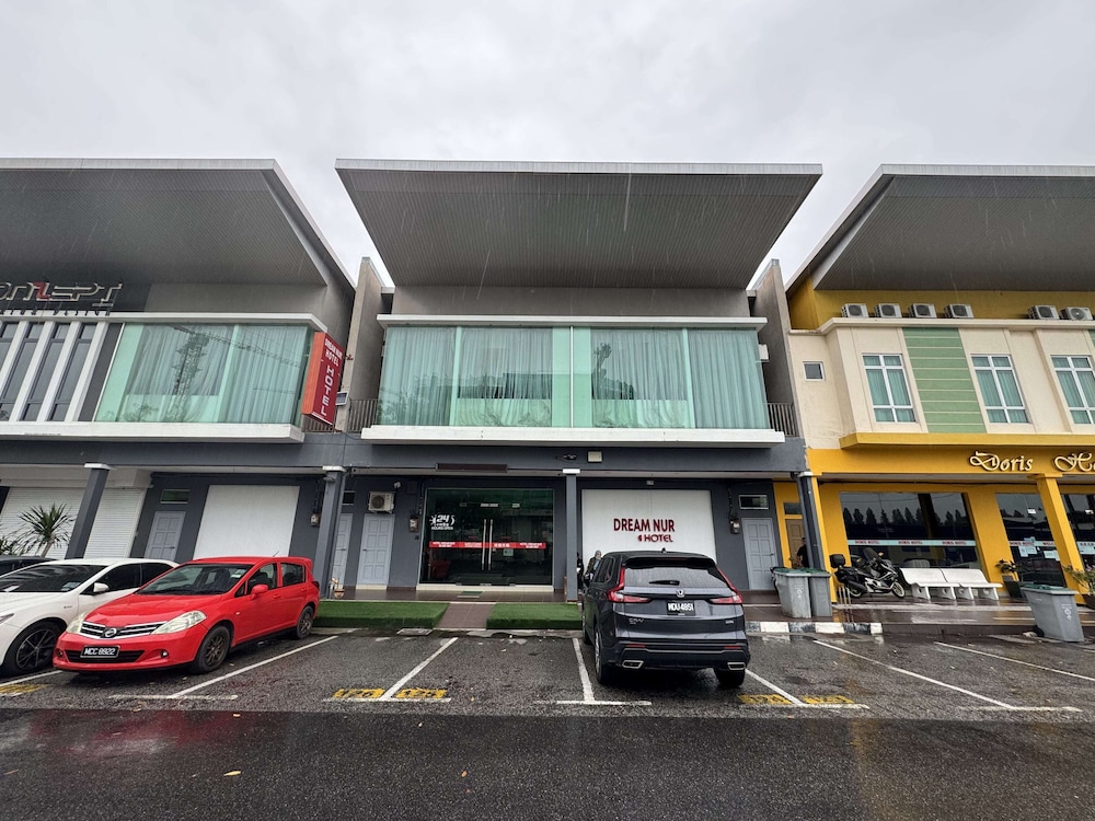 OYO 89497 Dream Nur Hotel 29/32