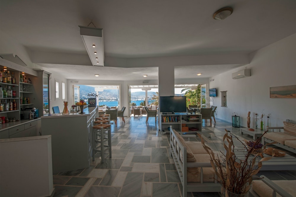 Akrotiri Hotel 46/68