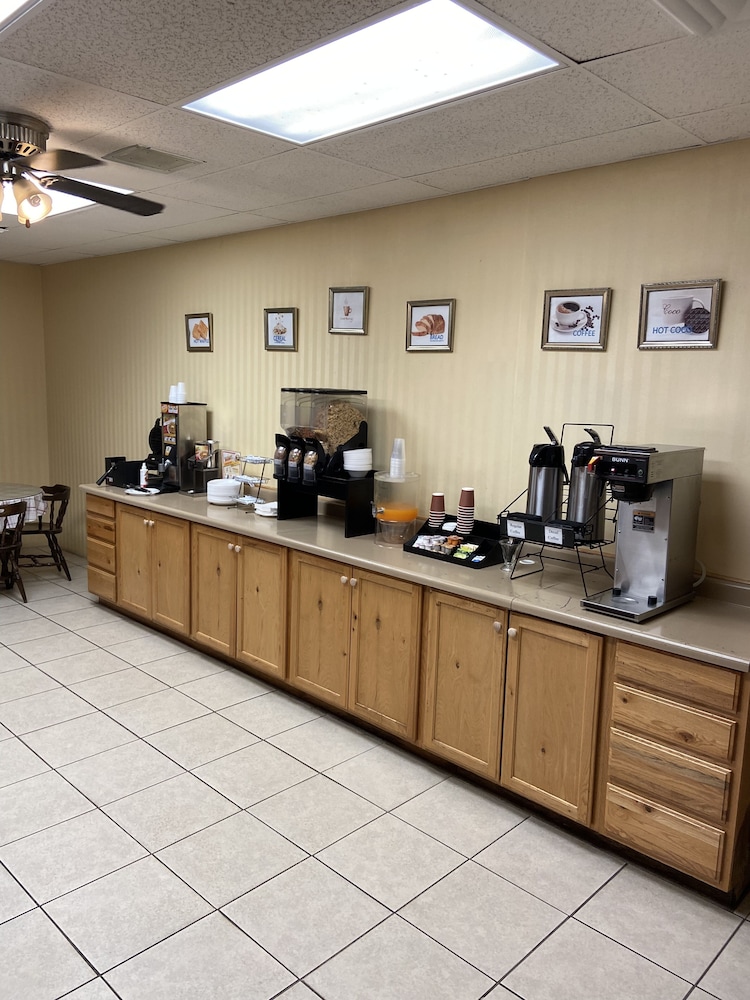 Econo Lodge Salina 9/38