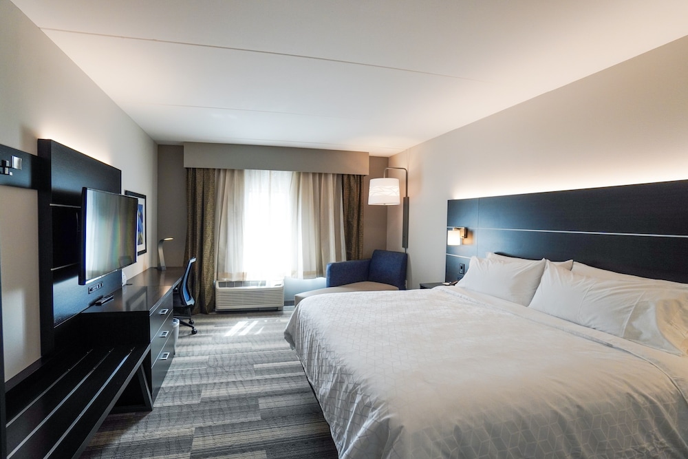 Holiday Inn Express & Suites Franklin - Berry Farms 20/77