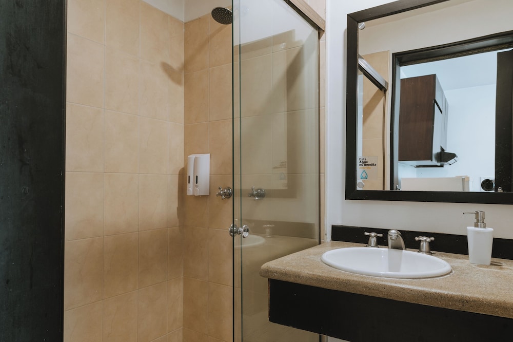 Travelers Orange Suites 13/50