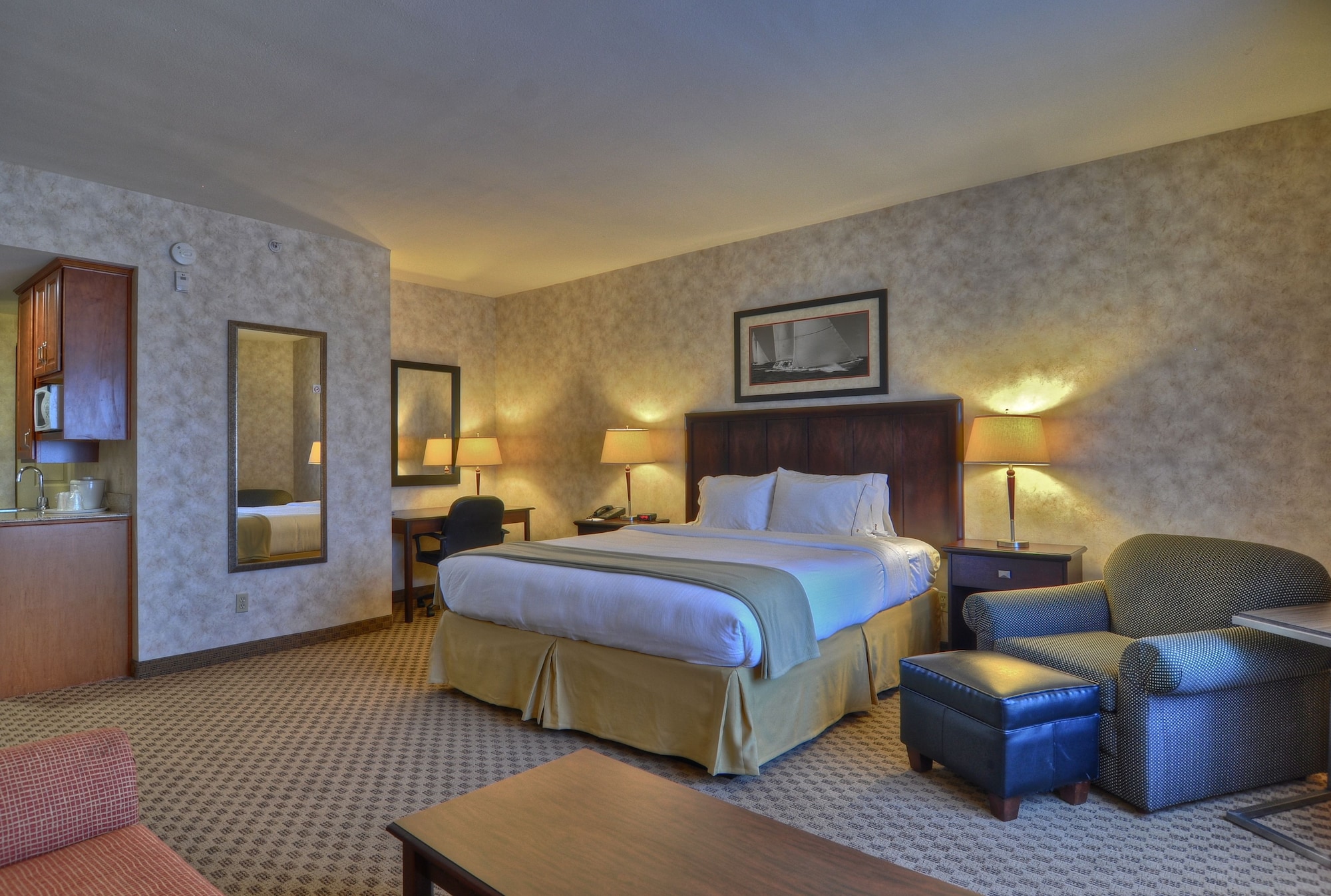 جناح بسرير كينج مع أريكة، HOLIDAY INN EXPRESS SAN DIEGO SOUTH - CHULA VISTA 4/10