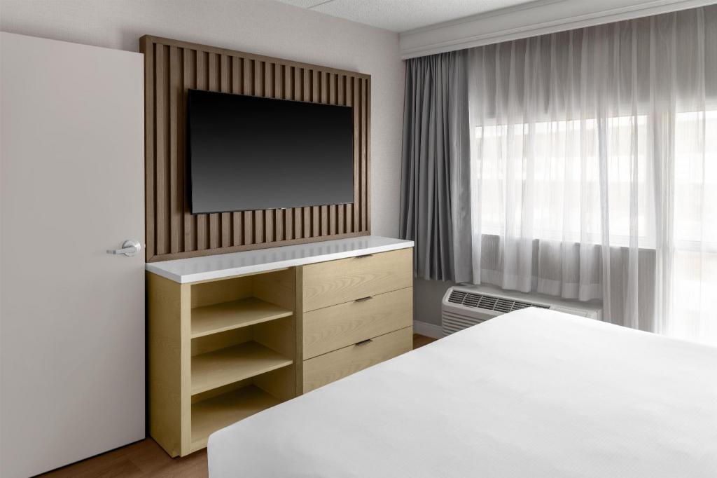 Junior Suite, King Bed, Court View, Accessible, Doubletree By Hilton South Bend 3/6