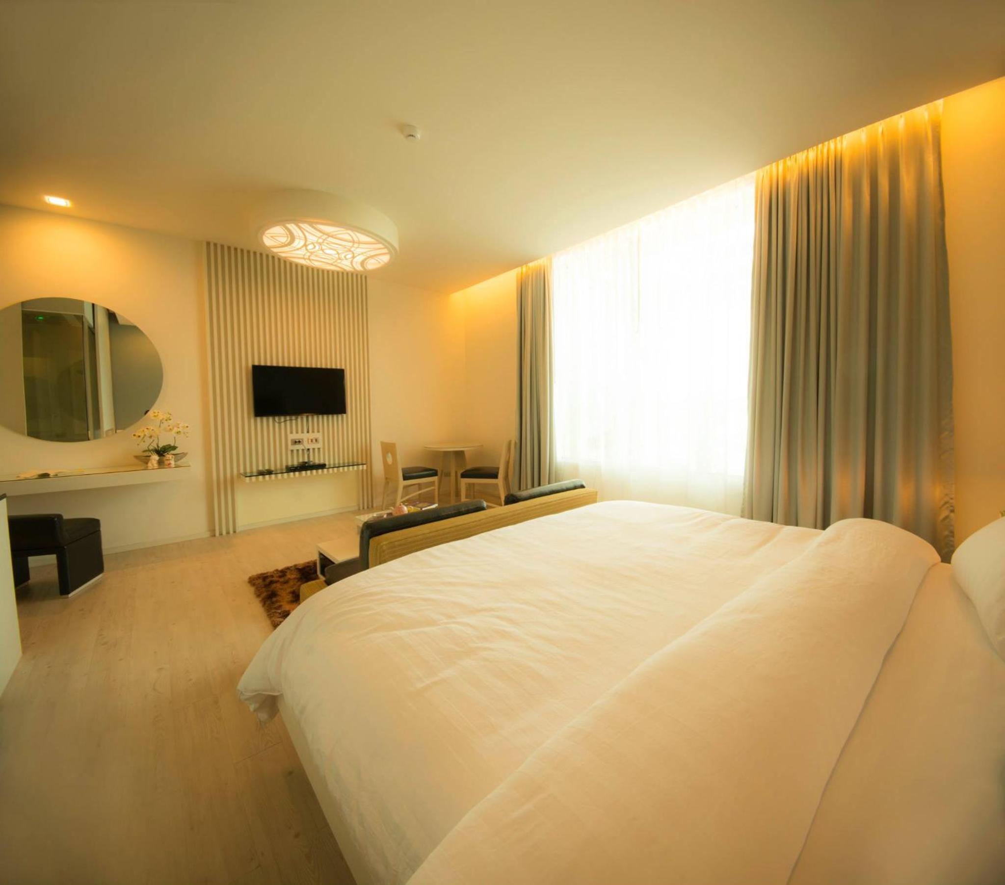 Standard, Queen Bed