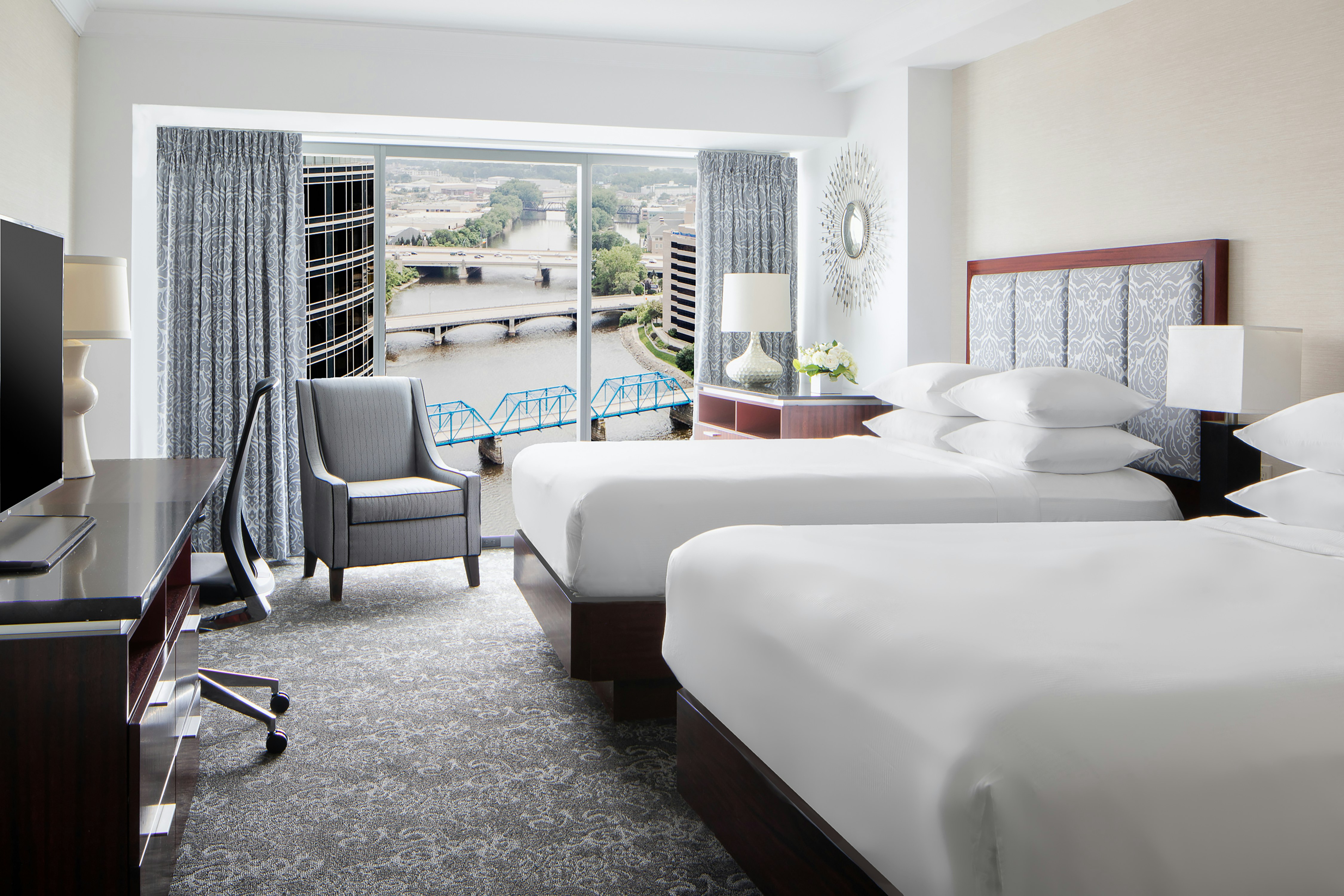 Amway Grand Plaza, Curio Collection by Hilton 15/65
