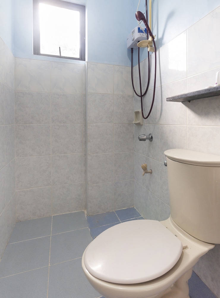 OYO 426 Coco Grove Tourist Inn 33/34