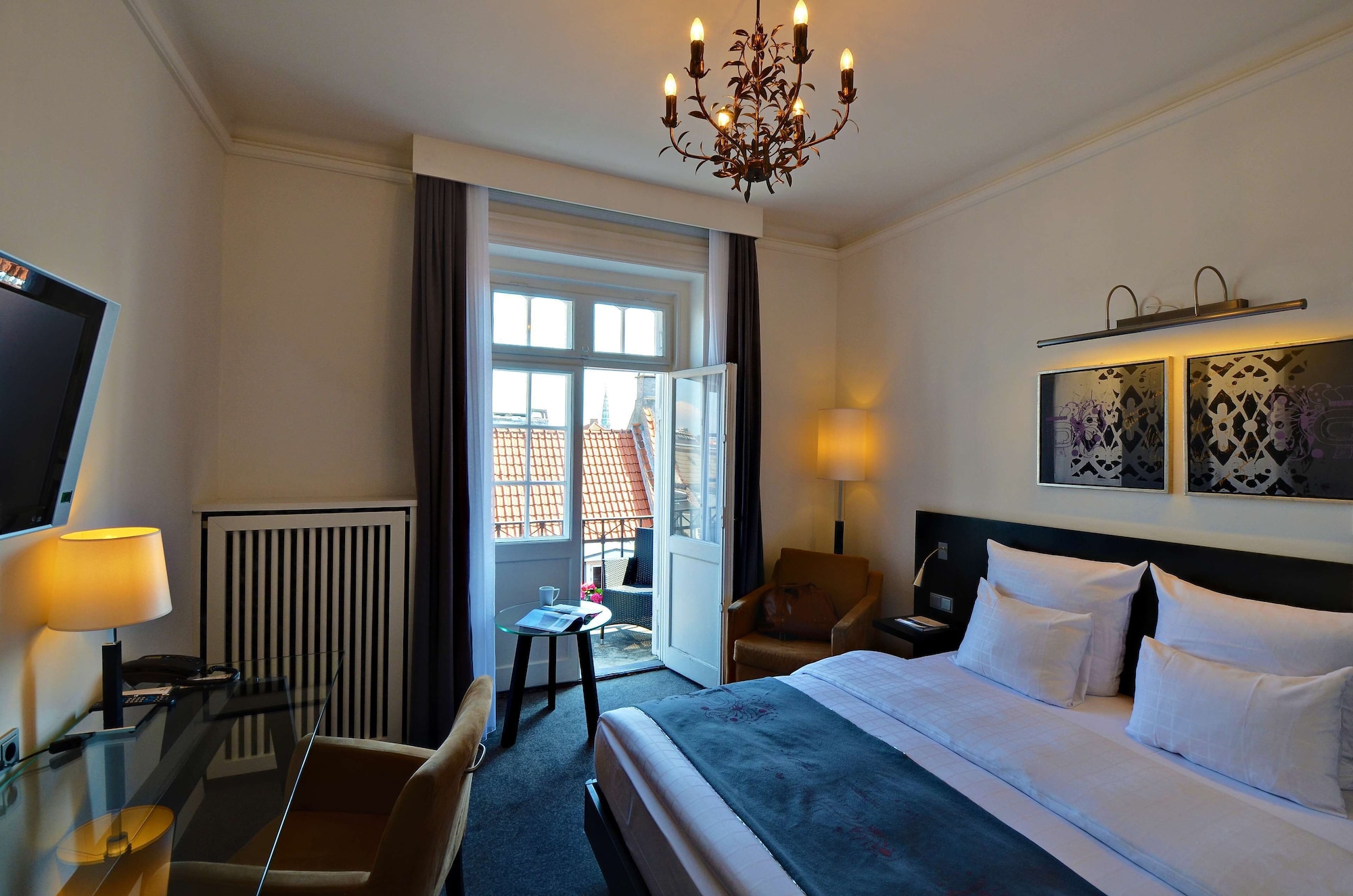 ROOM, QUEEN BED