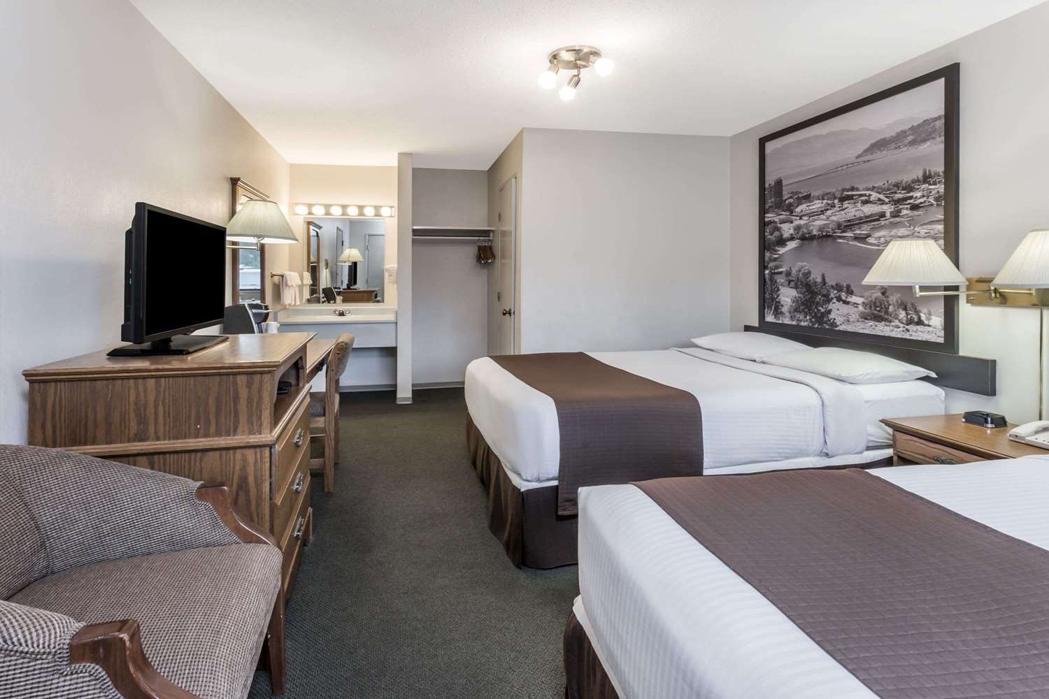 Super 8 by Wyndham Kelowna BC 11/38