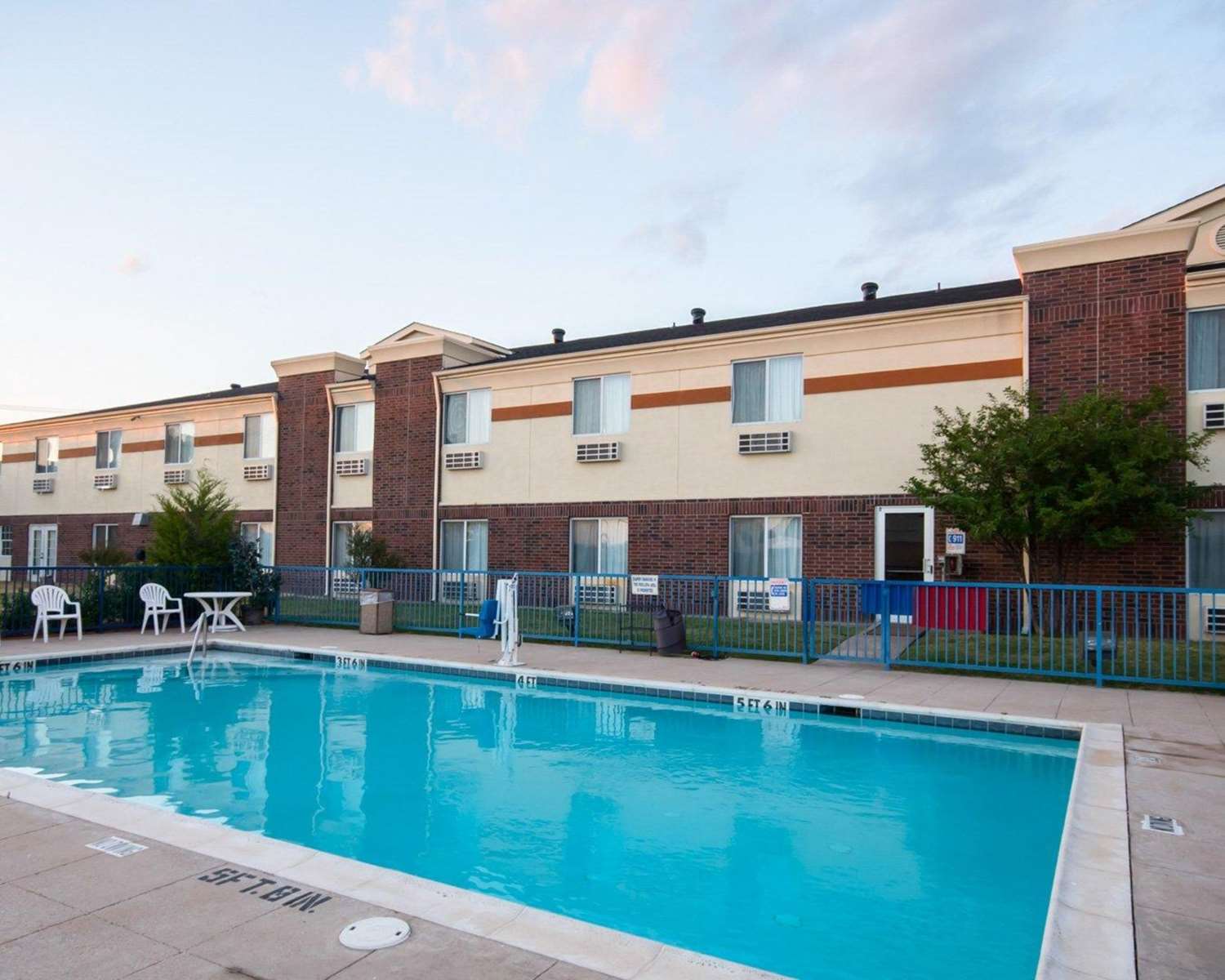 Comfort Inn & Suites Red Oak - Dallas Area 3/23