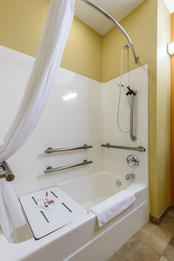 Microtel Inn Suites By Wyndham Greenville University Med 17/44
