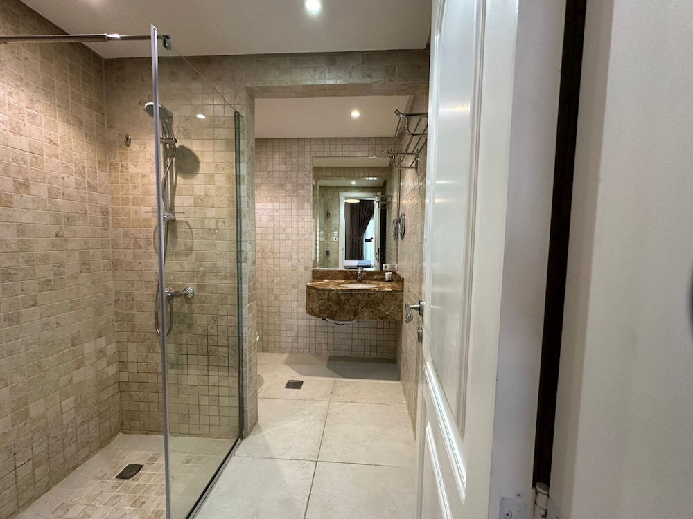 كورنيش لورين سويتس(Loren Suites Corniche) 50/50