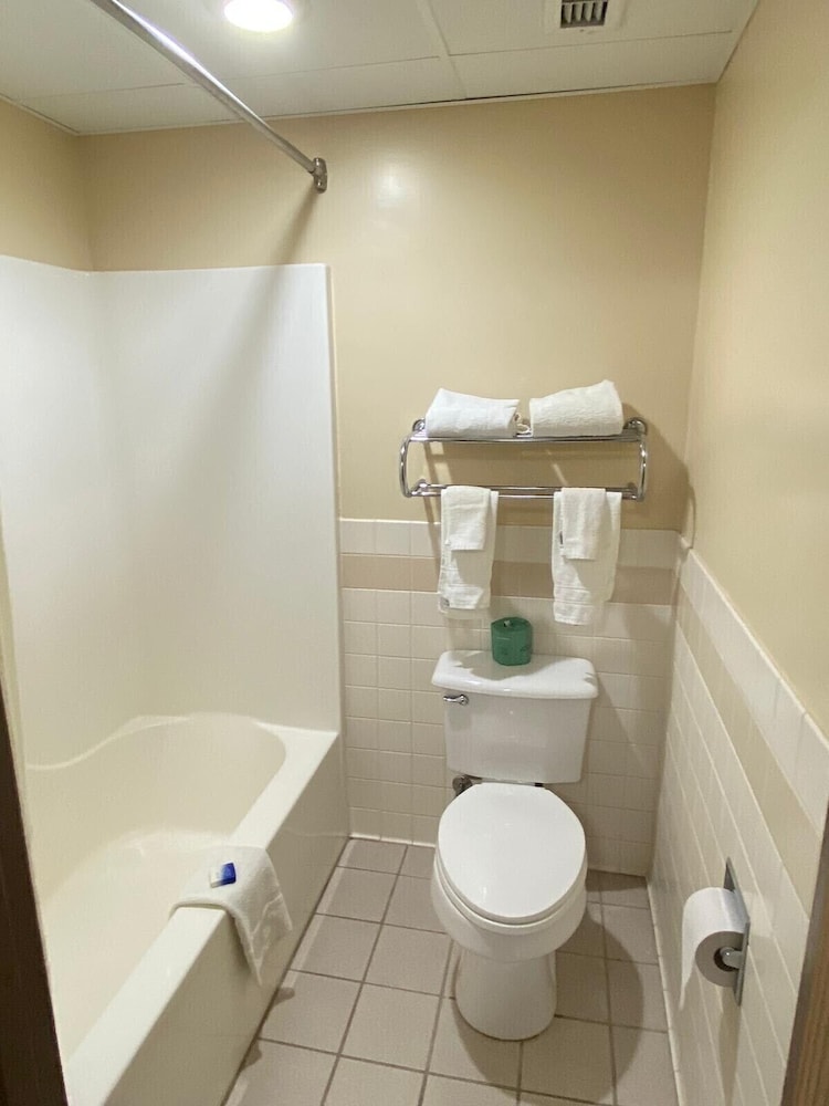 American Inn and Suites Peosta, IA 8/35