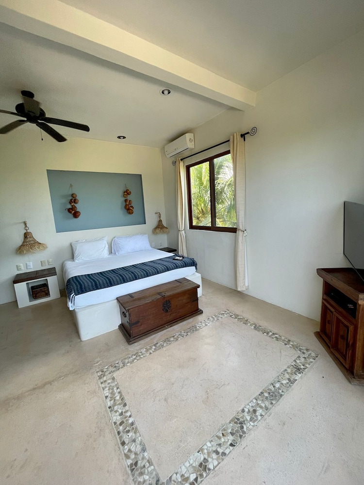 La Puerta Azul Beachfront Adults Only 5/50