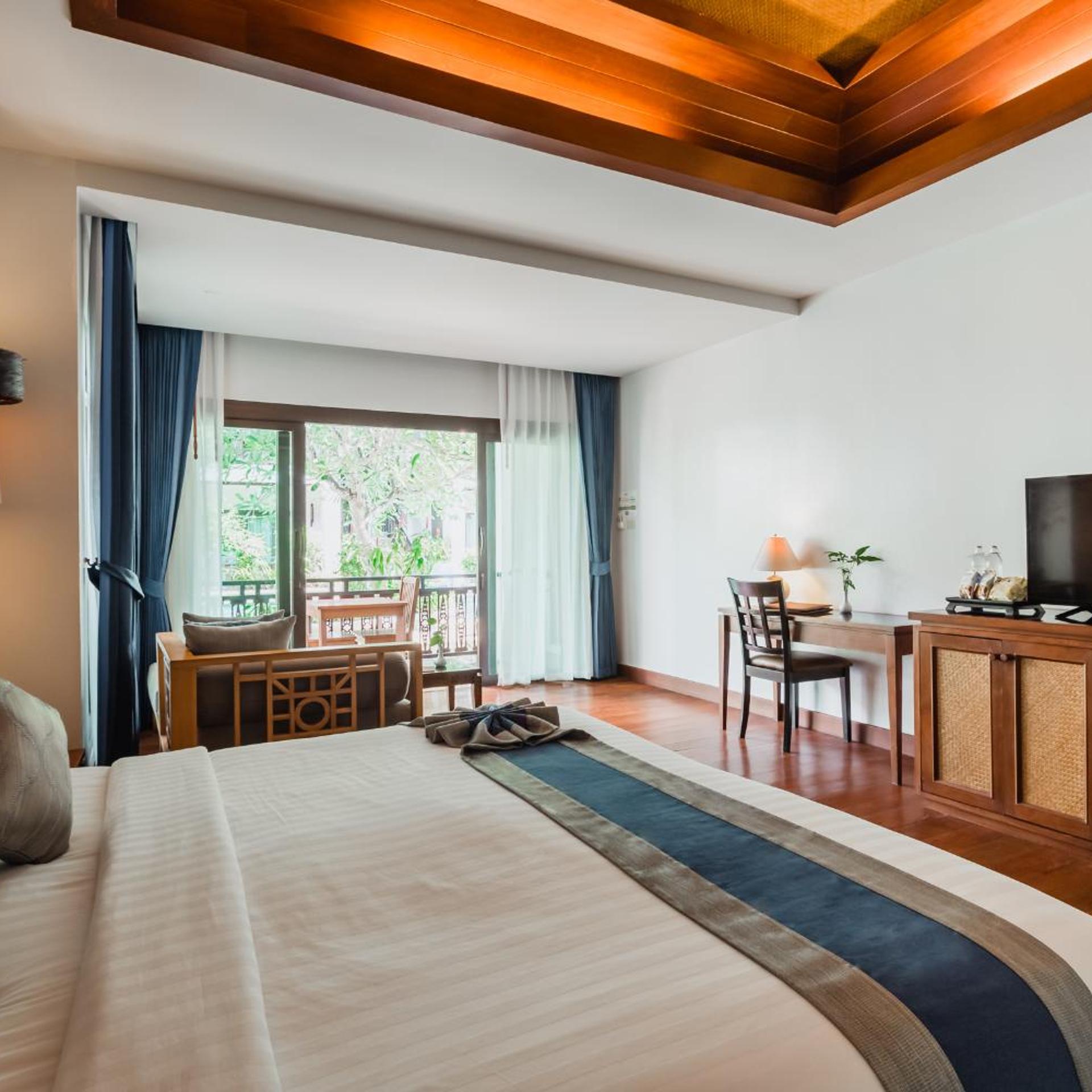 Deluxe, King Bed, Pool Side