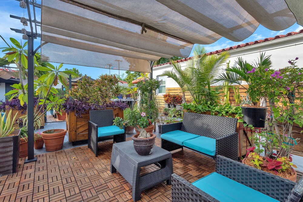 Oasis Hotel 48/71