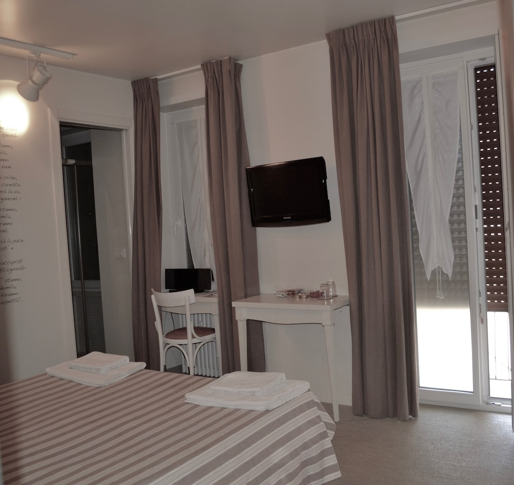 1 BEDROOM, DOUBLE BED
