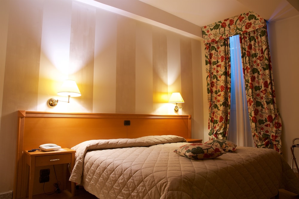 ROOM, QUADRUPLE