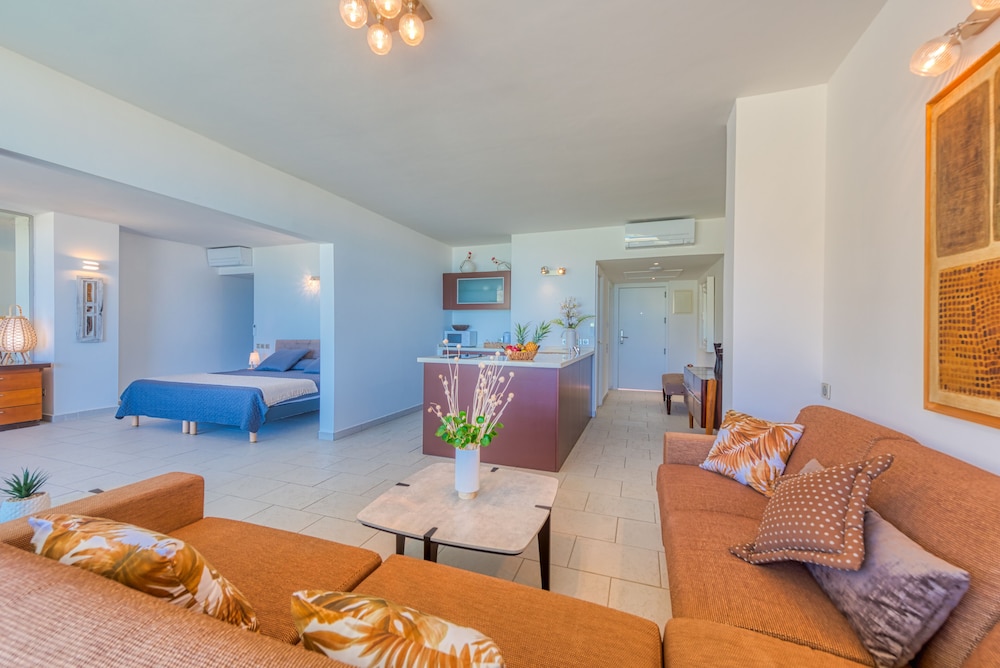 Anse Marcel Beach Resort 25/50