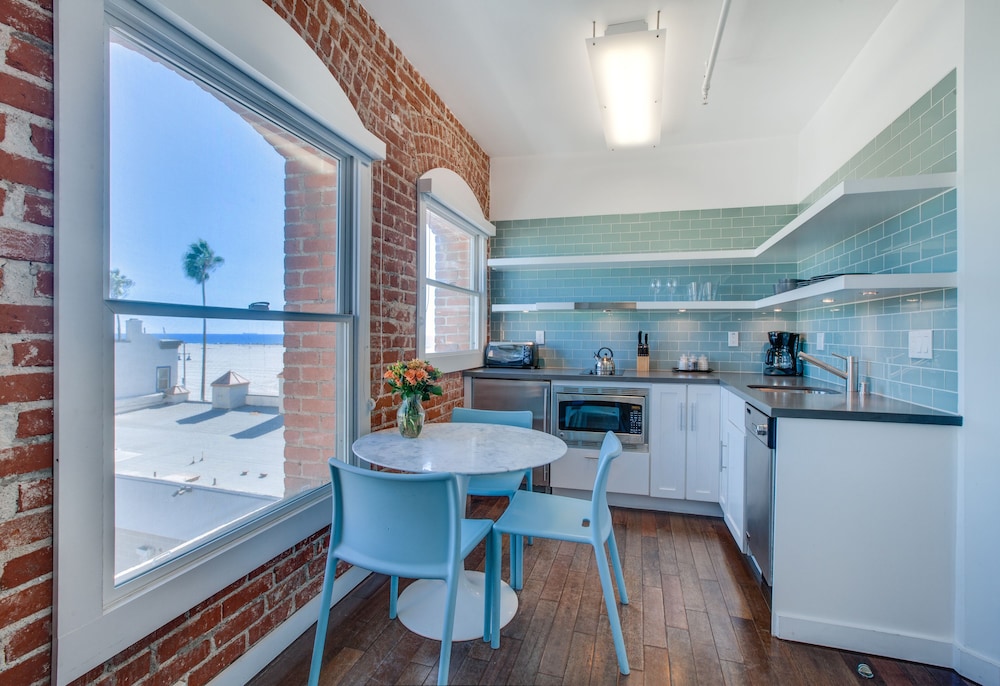 Venice Breeze Suites 44/54