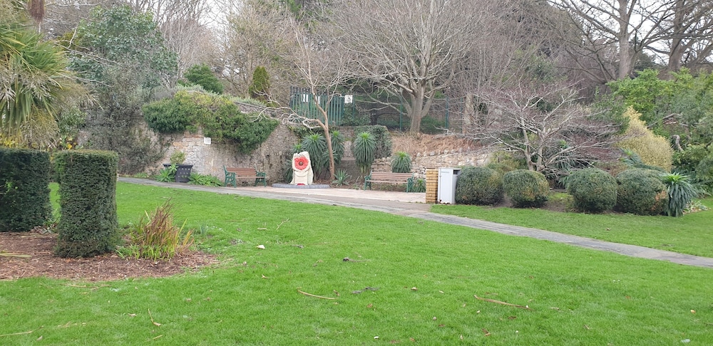 Holly Lodge Guest House 66/69