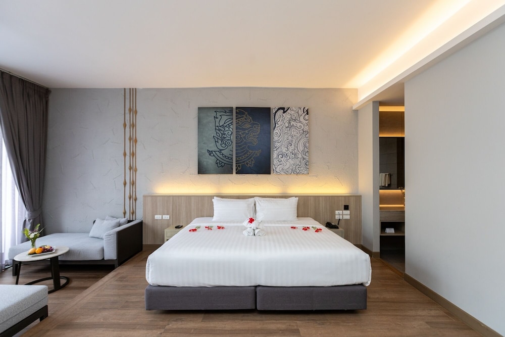 SUITE, POOL ACCESS