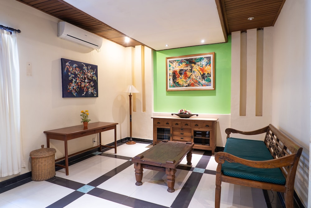Maxi Hotel & Spa 18/25