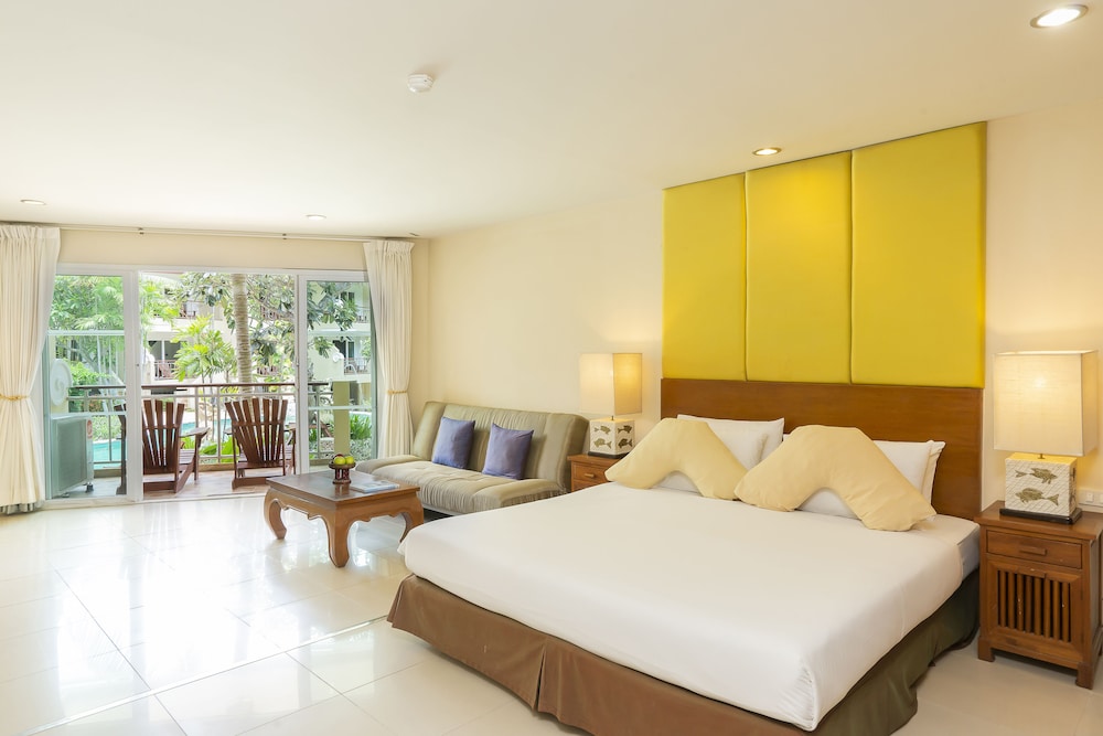 Deluxe, King Bed, Pool Access