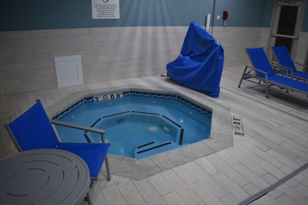 Holiday Inn Express Hotel Suites Mcpherson 32/64