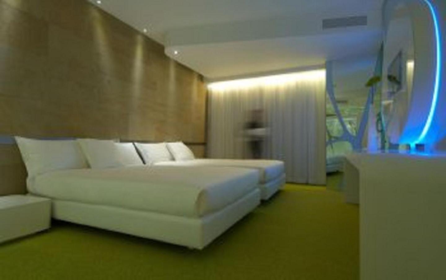SUPERIOR, DOUBLE OR TWIN BED