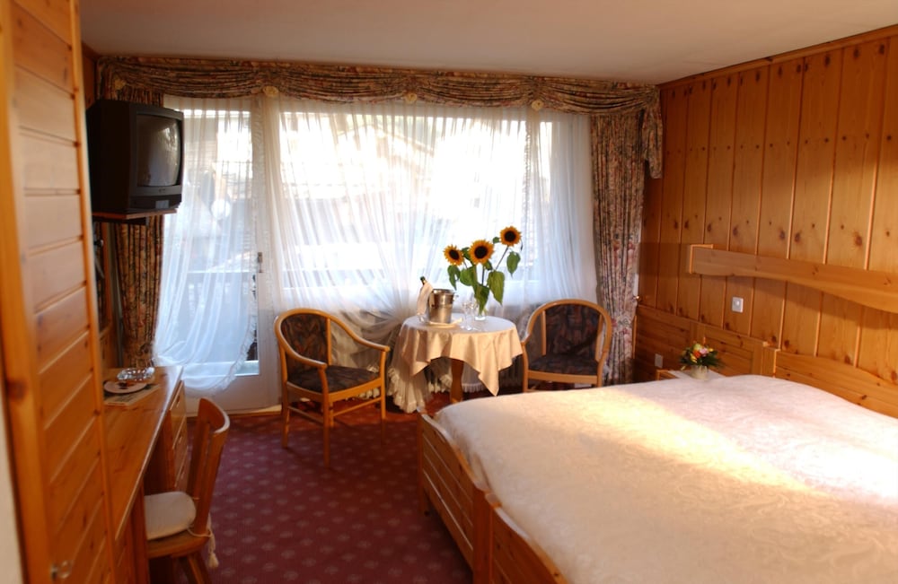 Hotel Excelsior 6/26