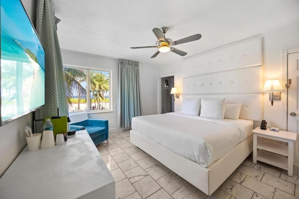 ROOM, KING BED, OCEAN FRONT